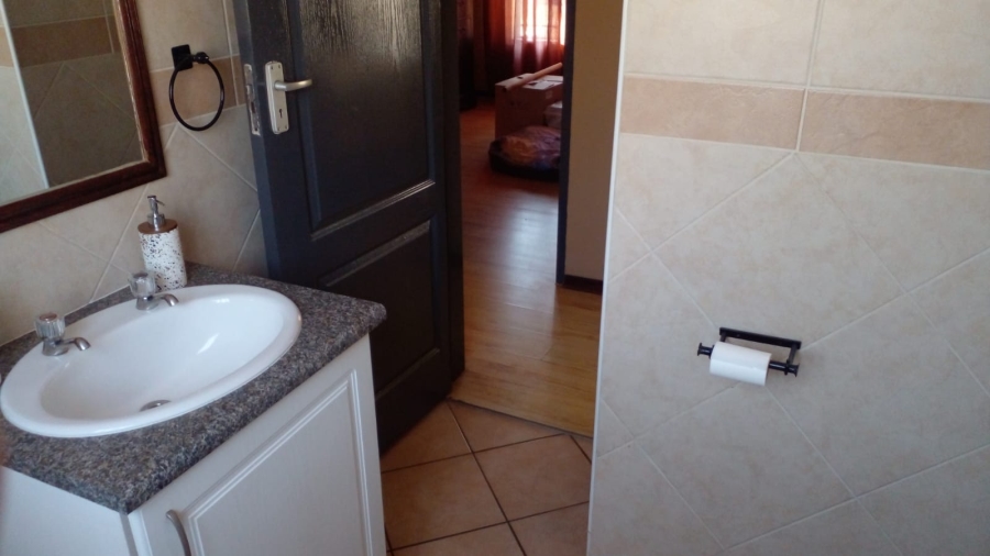 2 Bedroom Property for Sale in Die Hoewes Gauteng