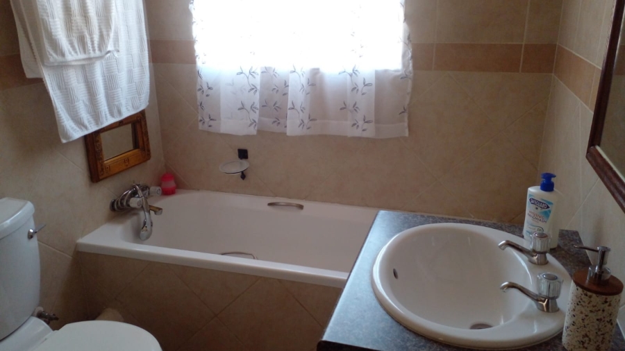 2 Bedroom Property for Sale in Die Hoewes Gauteng