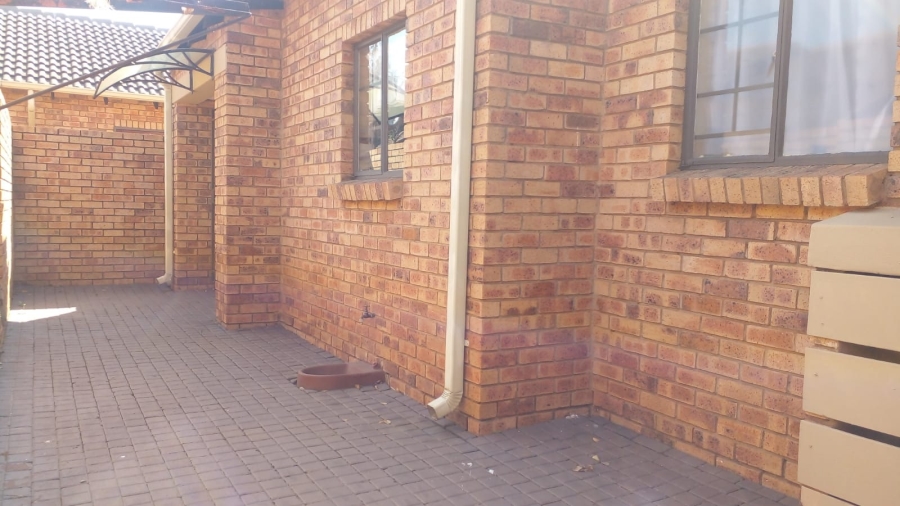 2 Bedroom Property for Sale in Die Hoewes Gauteng