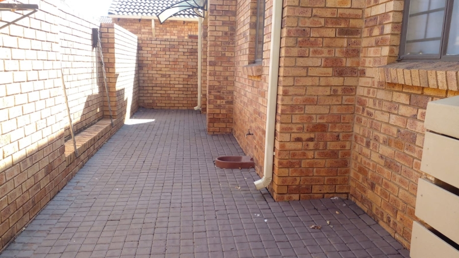 2 Bedroom Property for Sale in Die Hoewes Gauteng