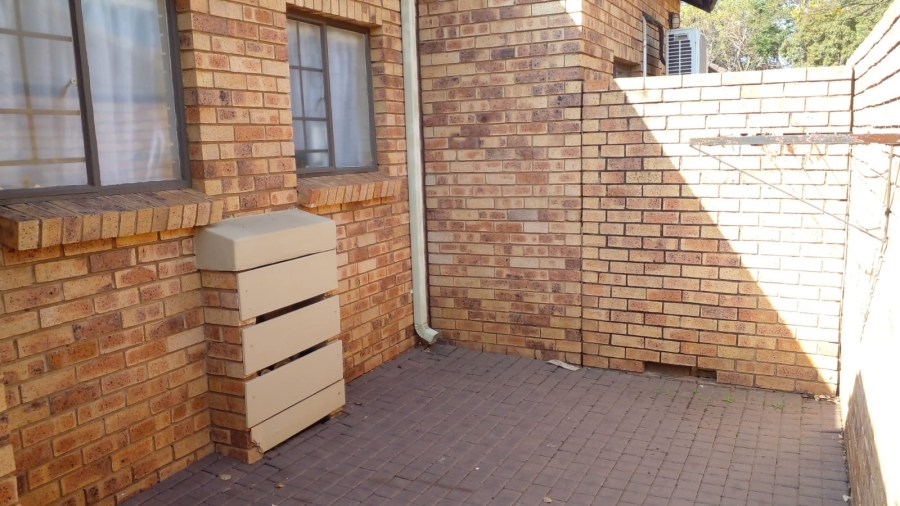 2 Bedroom Property for Sale in Die Hoewes Gauteng
