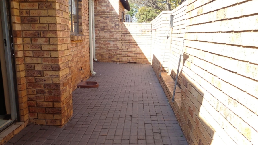2 Bedroom Property for Sale in Die Hoewes Gauteng