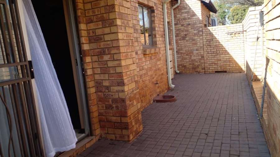 2 Bedroom Property for Sale in Die Hoewes Gauteng