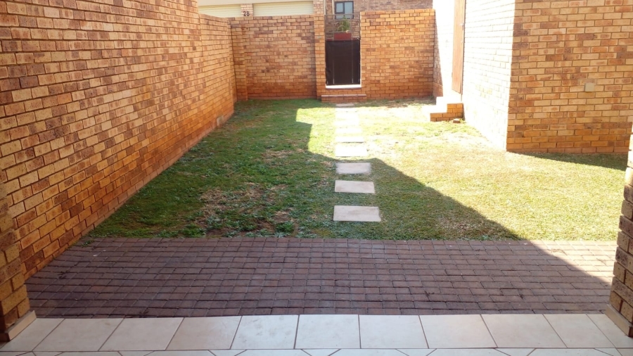 2 Bedroom Property for Sale in Die Hoewes Gauteng