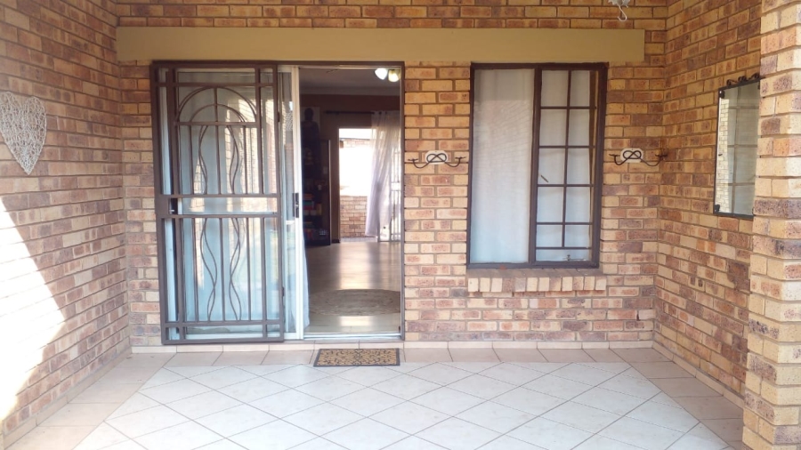 2 Bedroom Property for Sale in Die Hoewes Gauteng