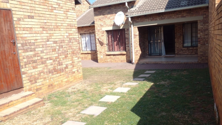 2 Bedroom Property for Sale in Die Hoewes Gauteng