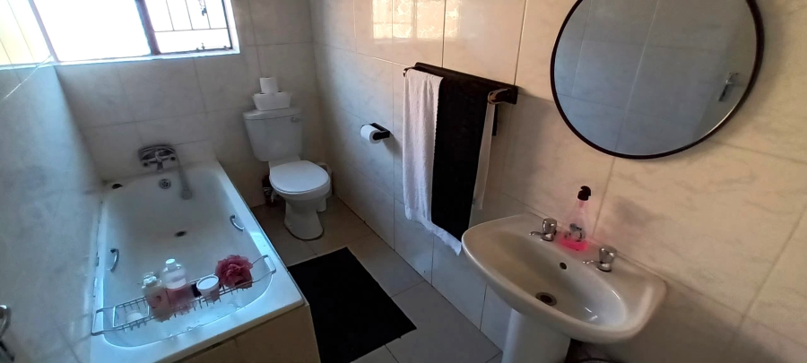 To Let 3 Bedroom Property for Rent in Die Hoewes Gauteng