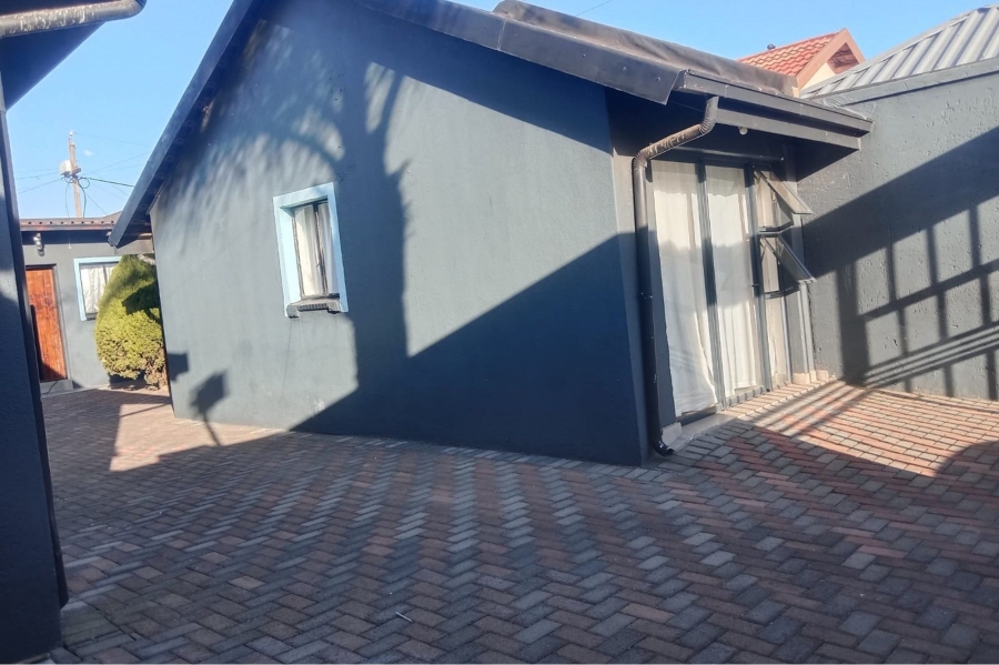 7 Bedroom Property for Sale in Tladi Gauteng