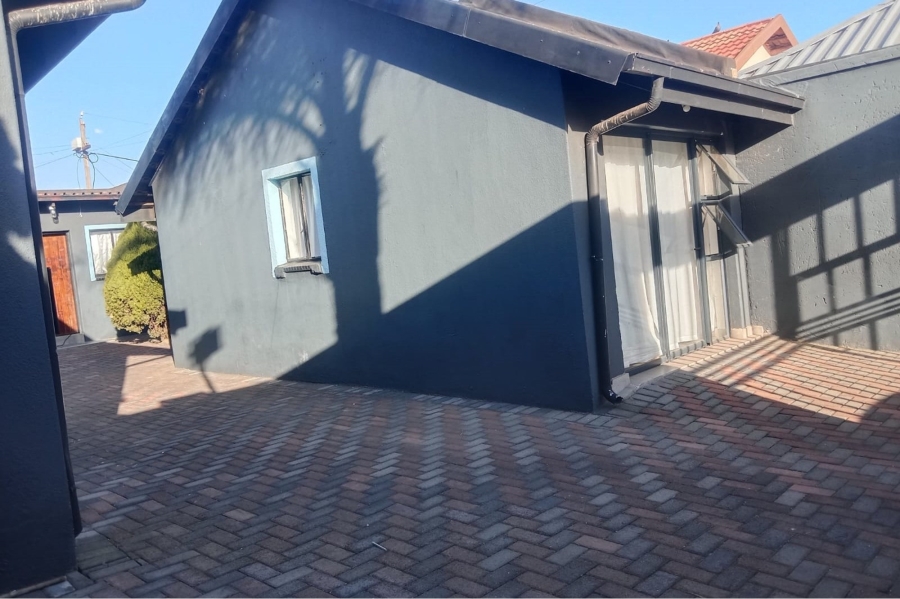 7 Bedroom Property for Sale in Tladi Gauteng