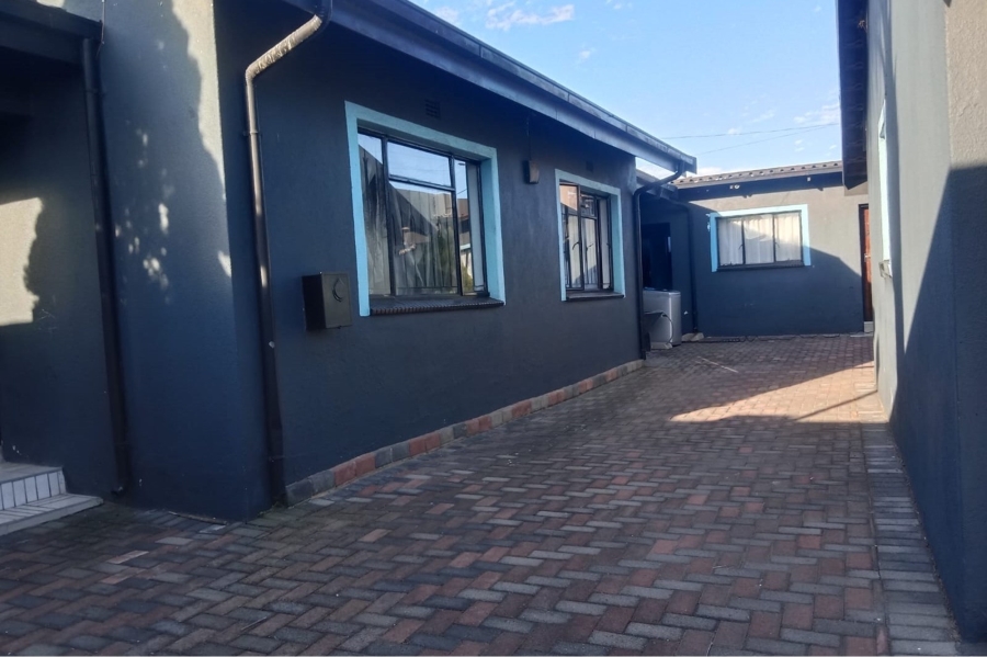 7 Bedroom Property for Sale in Tladi Gauteng