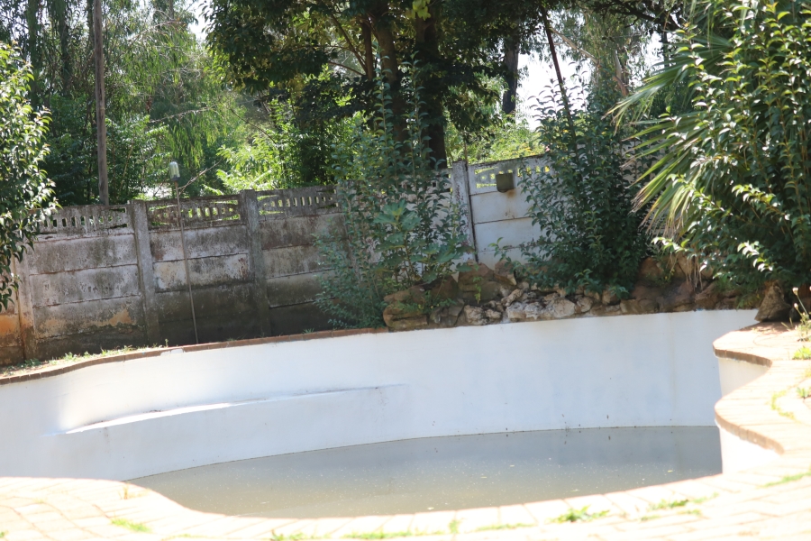 6 Bedroom Property for Sale in Zesfontein A H Gauteng