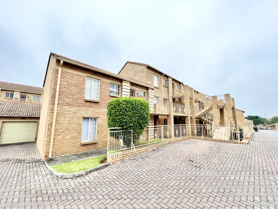 To Let 2 Bedroom Property for Rent in Eco Park Gauteng