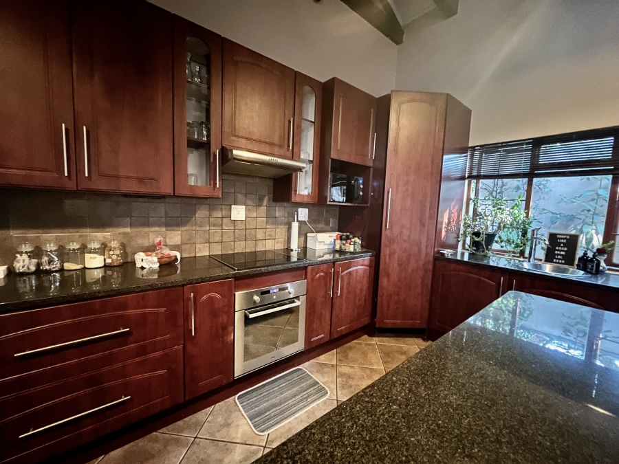 5 Bedroom Property for Sale in Leeuwenhof Estate Gauteng