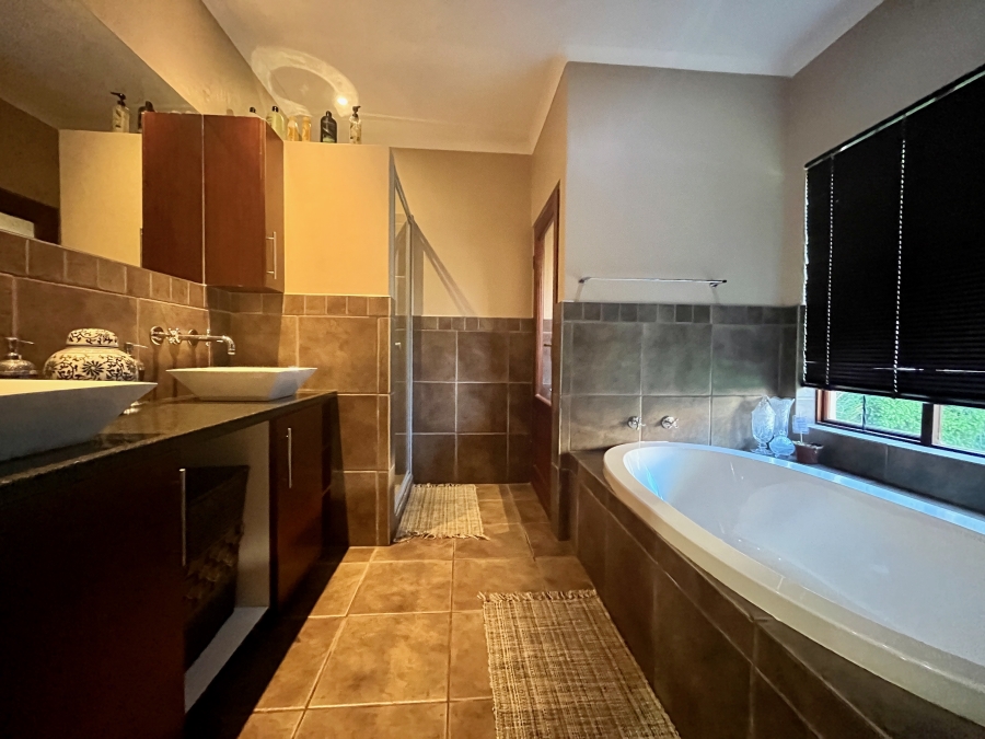 5 Bedroom Property for Sale in Leeuwenhof Estate Gauteng