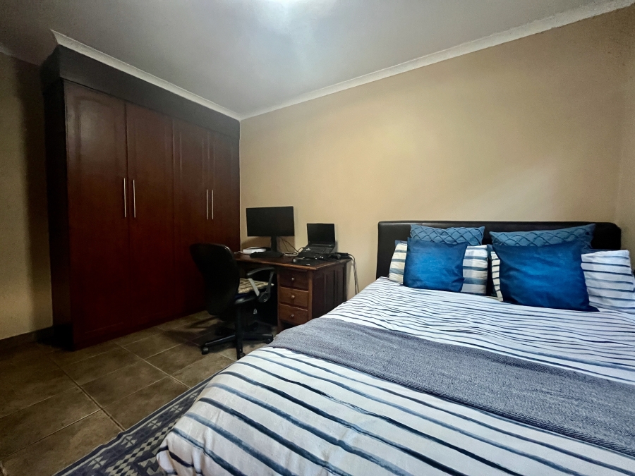 5 Bedroom Property for Sale in Leeuwenhof Estate Gauteng