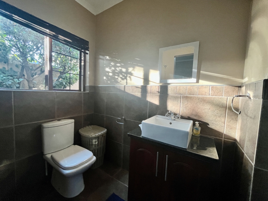 5 Bedroom Property for Sale in Leeuwenhof Estate Gauteng