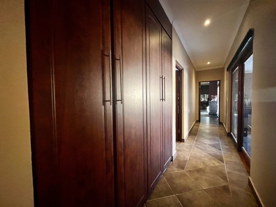 5 Bedroom Property for Sale in Leeuwenhof Estate Gauteng