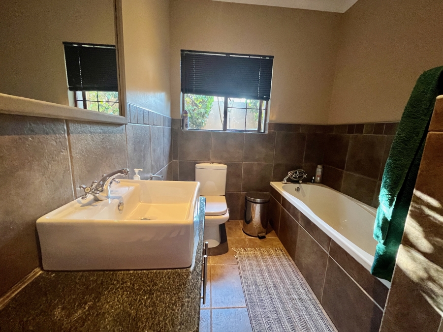 5 Bedroom Property for Sale in Leeuwenhof Estate Gauteng