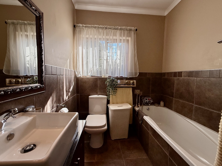 5 Bedroom Property for Sale in Leeuwenhof Estate Gauteng