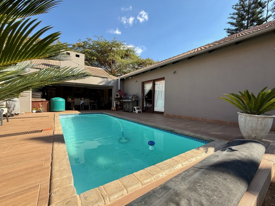 5 Bedroom Property for Sale in Leeuwenhof Estate Gauteng