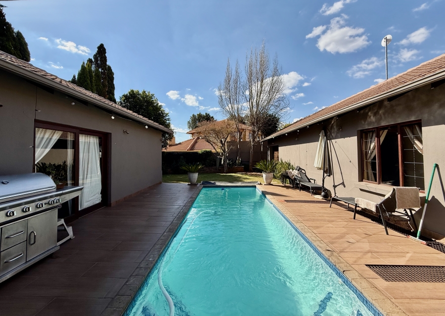 5 Bedroom Property for Sale in Leeuwenhof Estate Gauteng