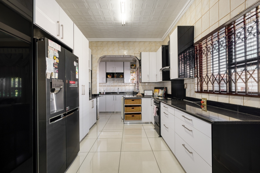 7 Bedroom Property for Sale in Oaklands Gauteng