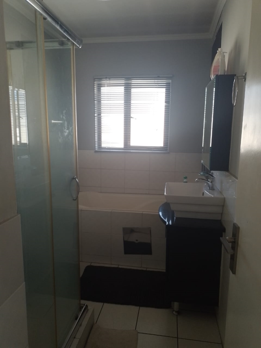 2 Bedroom Property for Sale in Noordwyk Gauteng