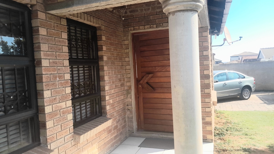 To Let 3 Bedroom Property for Rent in Birch Acres Gauteng