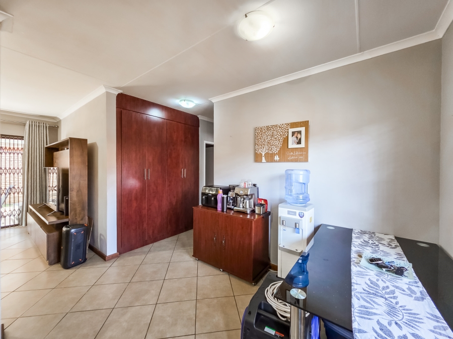 To Let 3 Bedroom Property for Rent in Equestria Gauteng