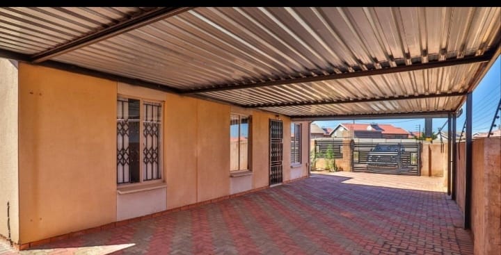 3 Bedroom Property for Sale in Rosslyn Gauteng