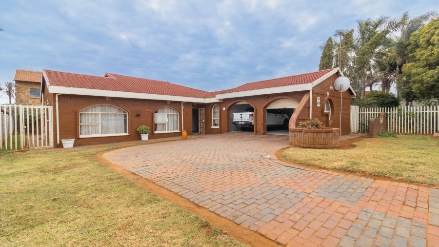 5 Bedroom Property for Sale in Lenasia South Gauteng