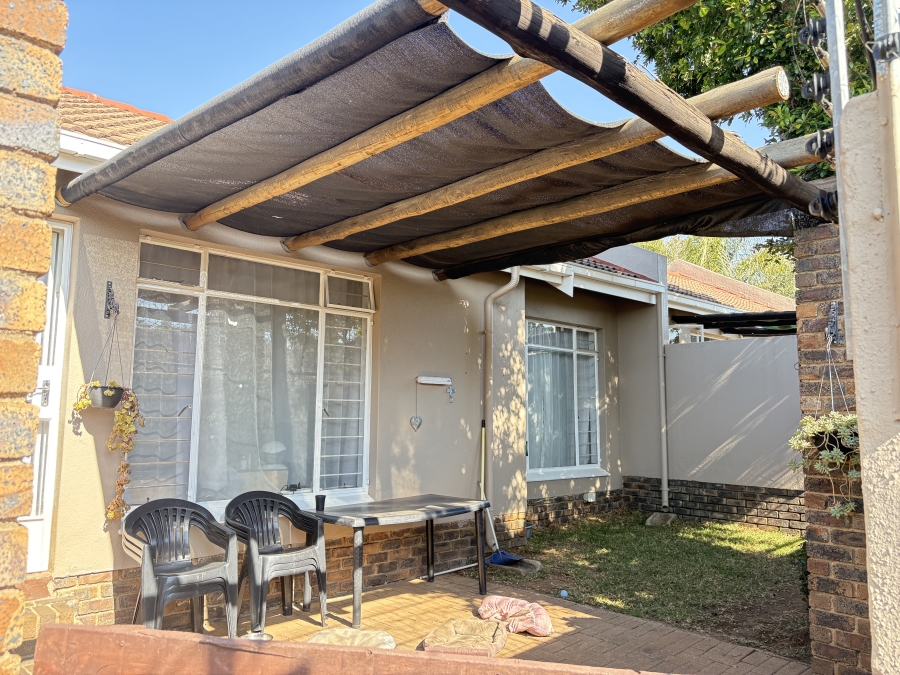 2 Bedroom Property for Sale in Sonneglans Gauteng