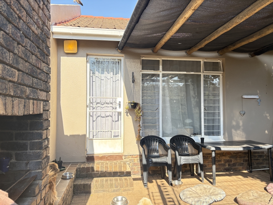 2 Bedroom Property for Sale in Sonneglans Gauteng
