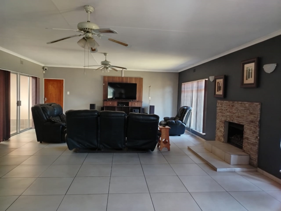 4 Bedroom Property for Sale in Buyscelia Gauteng