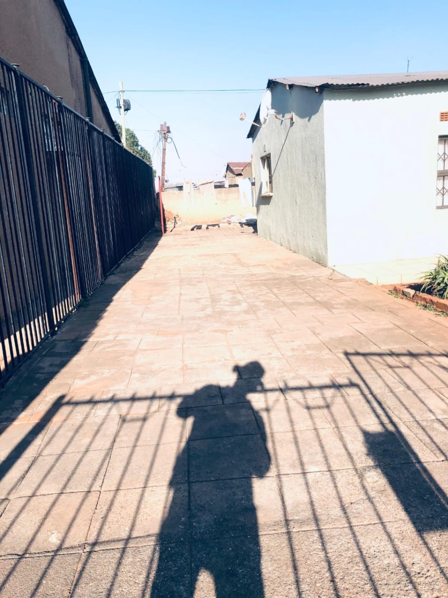2 Bedroom Property for Sale in Makula Gauteng
