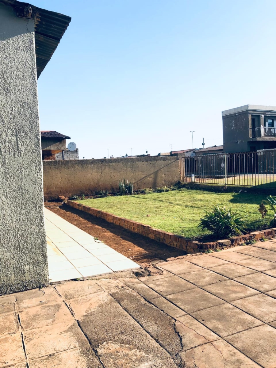 2 Bedroom Property for Sale in Makula Gauteng