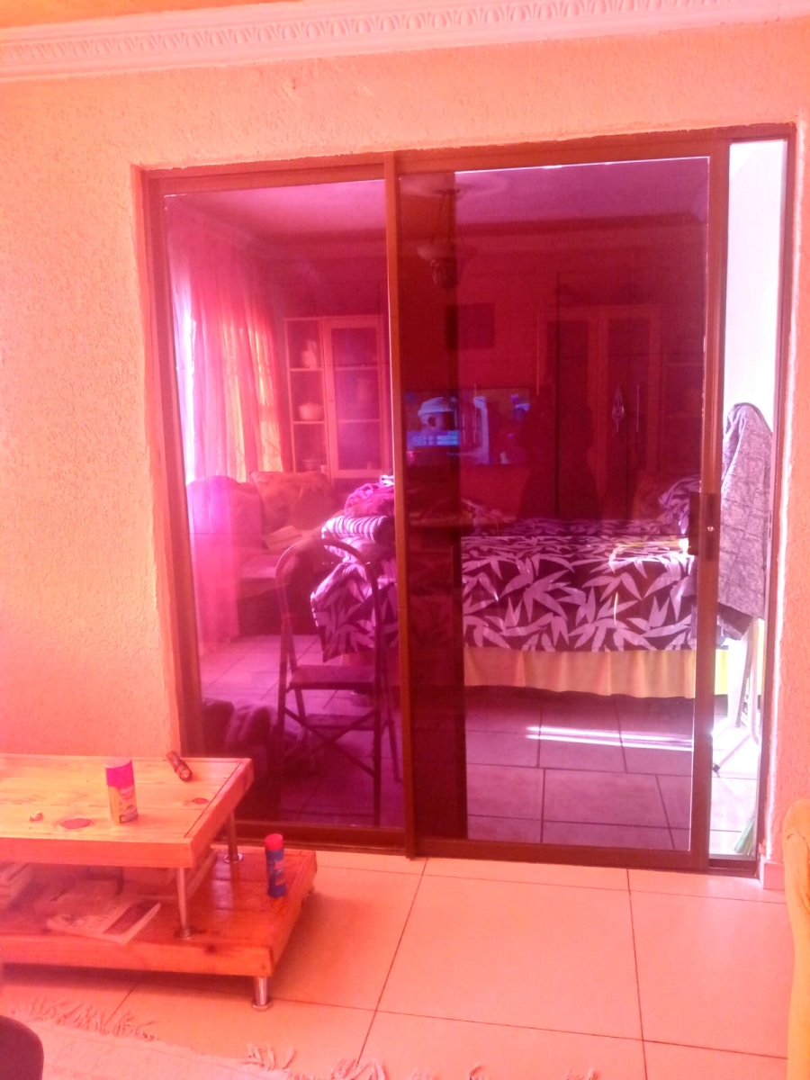 2 Bedroom Property for Sale in Makula Gauteng