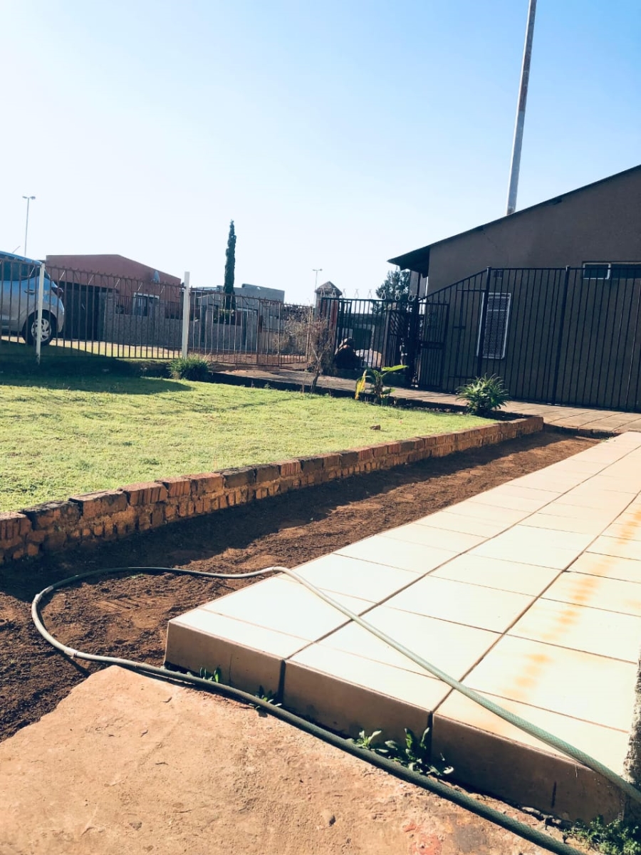 2 Bedroom Property for Sale in Makula Gauteng