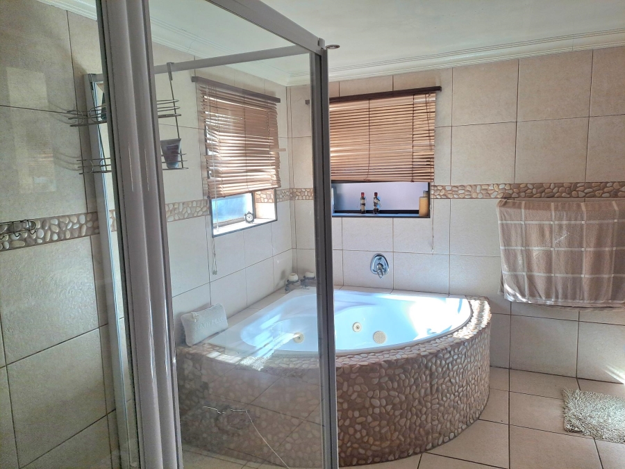 4 Bedroom Property for Sale in Strubensvallei Gauteng