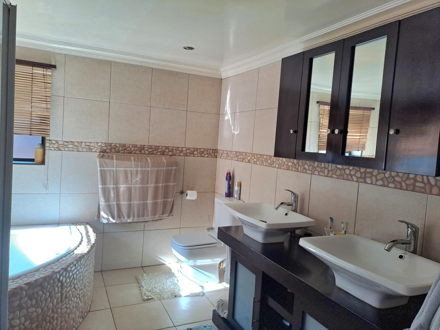 4 Bedroom Property for Sale in Strubensvallei Gauteng