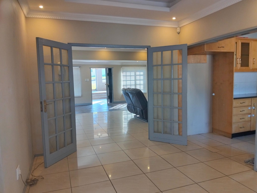 3 Bedroom Property for Sale in Linmeyer Gauteng