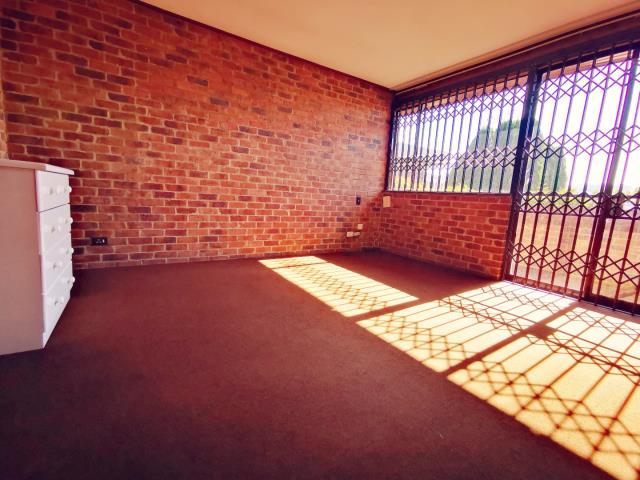 To Let 3 Bedroom Property for Rent in Floracliffe Gauteng