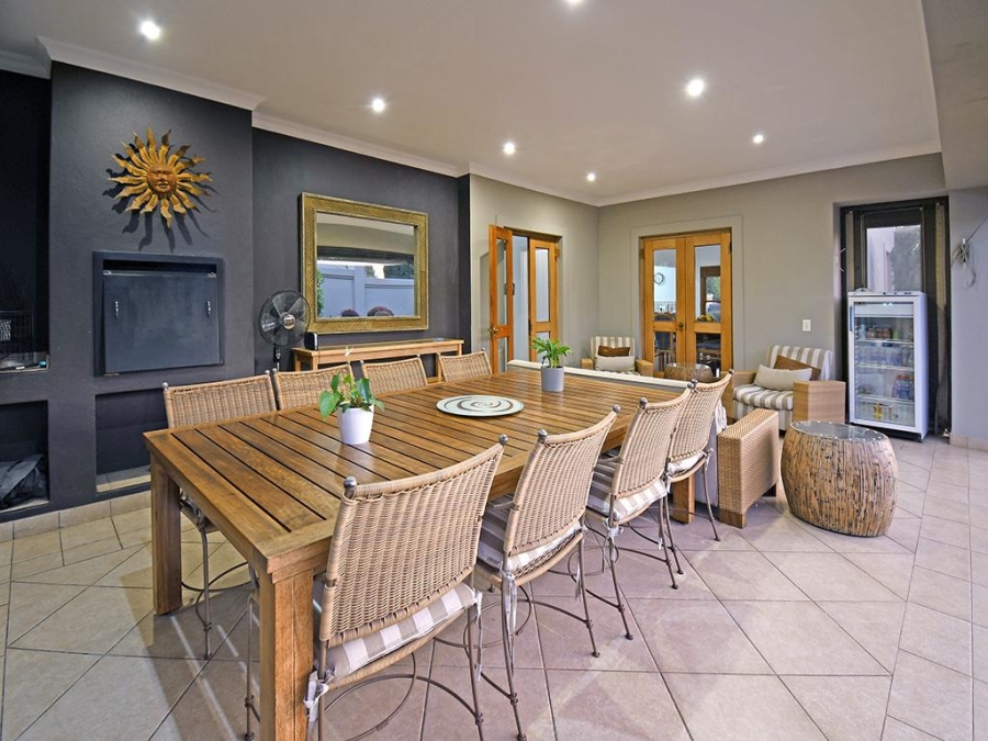 5 Bedroom Property for Sale in Benmore Gardens Gauteng