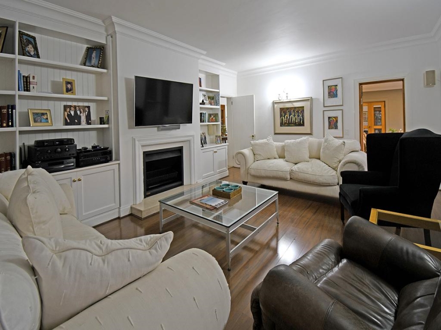 5 Bedroom Property for Sale in Benmore Gardens Gauteng