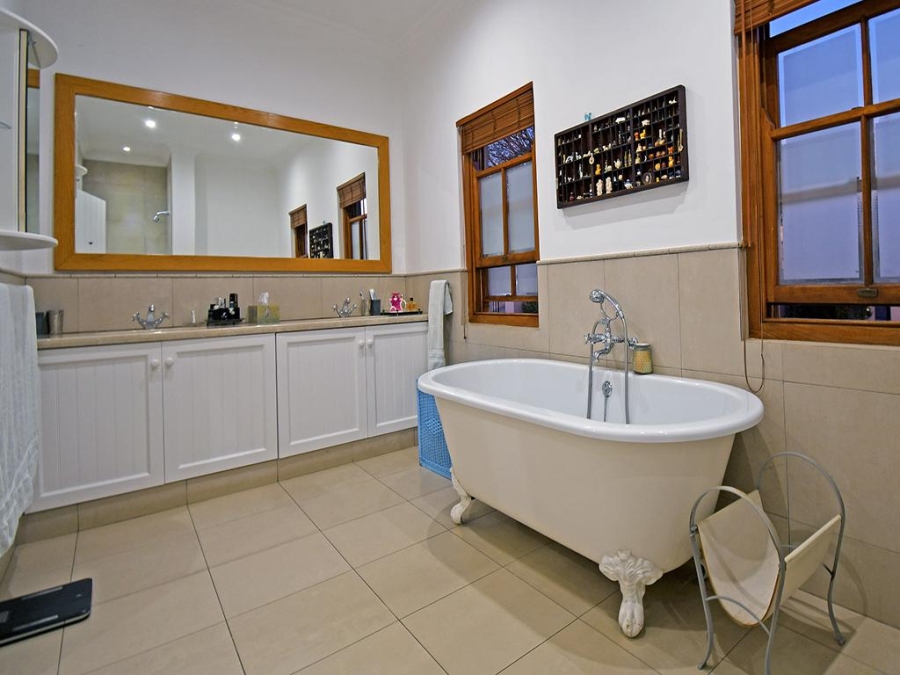 5 Bedroom Property for Sale in Benmore Gardens Gauteng