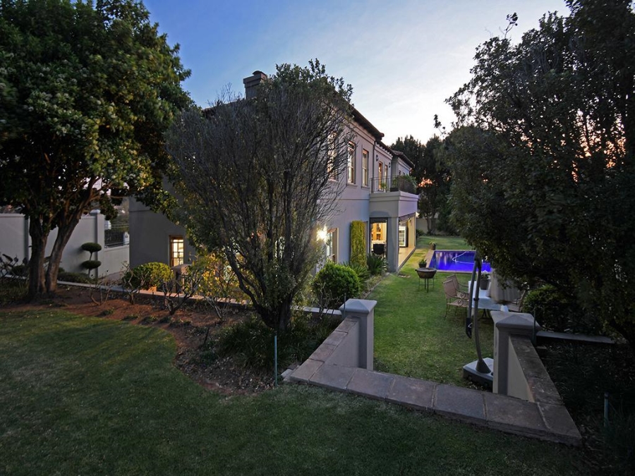 5 Bedroom Property for Sale in Benmore Gardens Gauteng