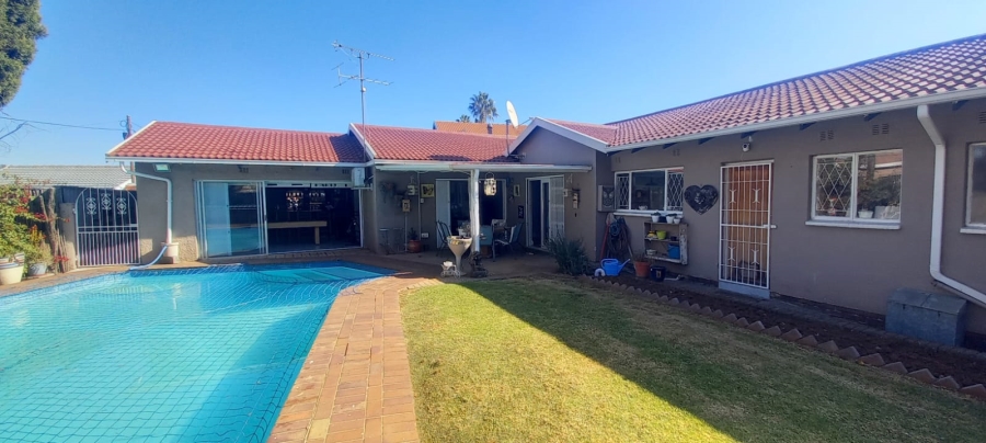 3 Bedroom Property for Sale in Brackendowns Gauteng