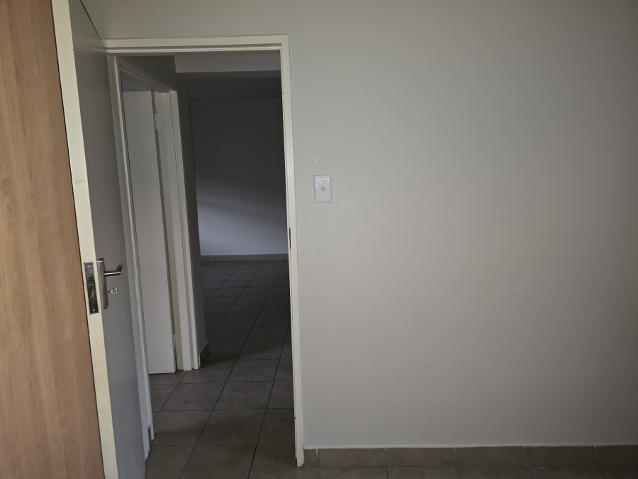 To Let 2 Bedroom Property for Rent in Olifantsvlei Gauteng