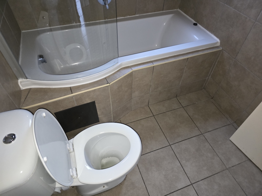 To Let 2 Bedroom Property for Rent in Olifantsvlei Gauteng