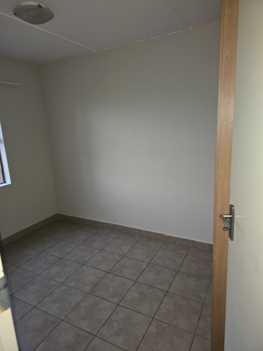 To Let 2 Bedroom Property for Rent in Olifantsvlei Gauteng